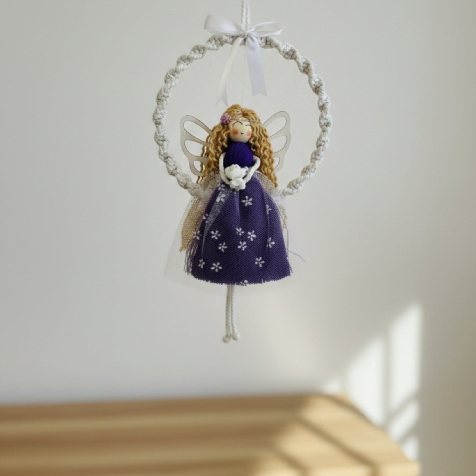 Filigrane Makramee-Figur Schutzengel in verschiedenen Farben erhältlich.
