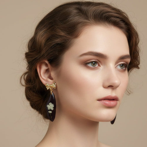 Detailaufnahme der eleganten Harzohrringe mit floralem Design, hochwertige Materialien, handgefertigte Schmuckkunst.