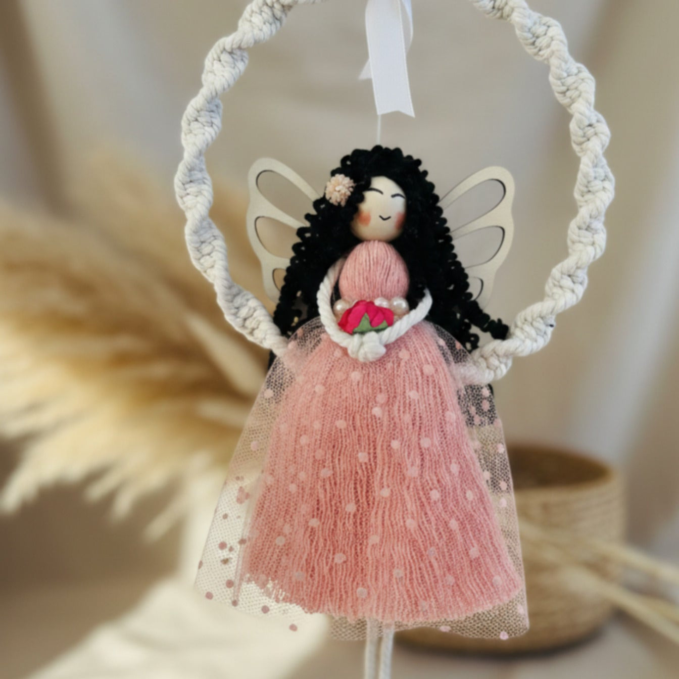 Wandbehang Engel mit schwarzen Haaren und Makramee-Ring.