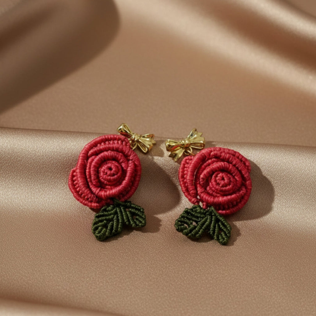 Handgefertigte Makramee-Ohrringe "Rosenblüte" in Rot und Rosa, filigranes Design
