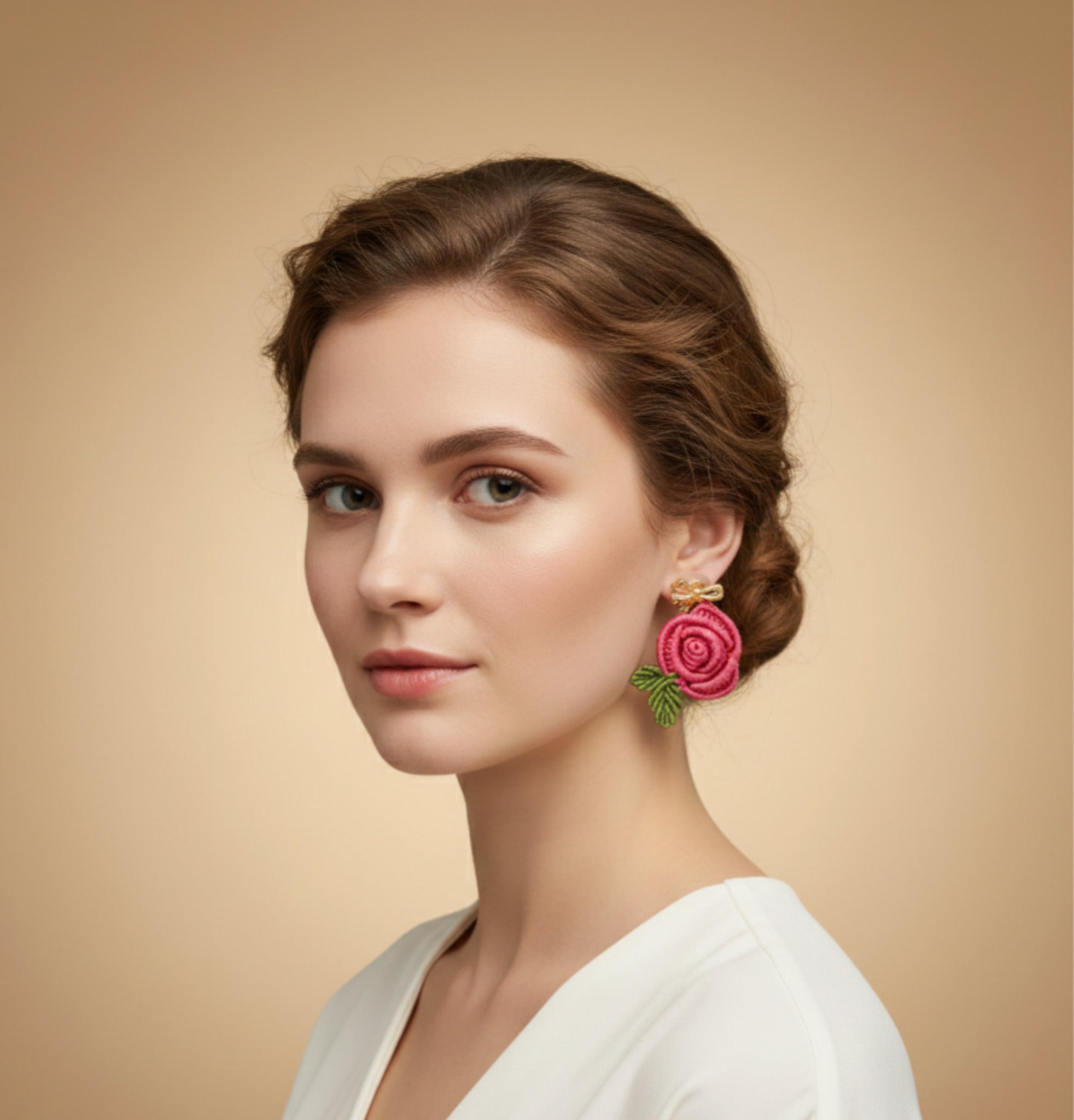 Handgefertigte Makramee-Ohrringe "Rosenblüte" mit elegantem Elemente in Goldoptik, handgeknüpfter Modeschmuck für einen romantischen Look.