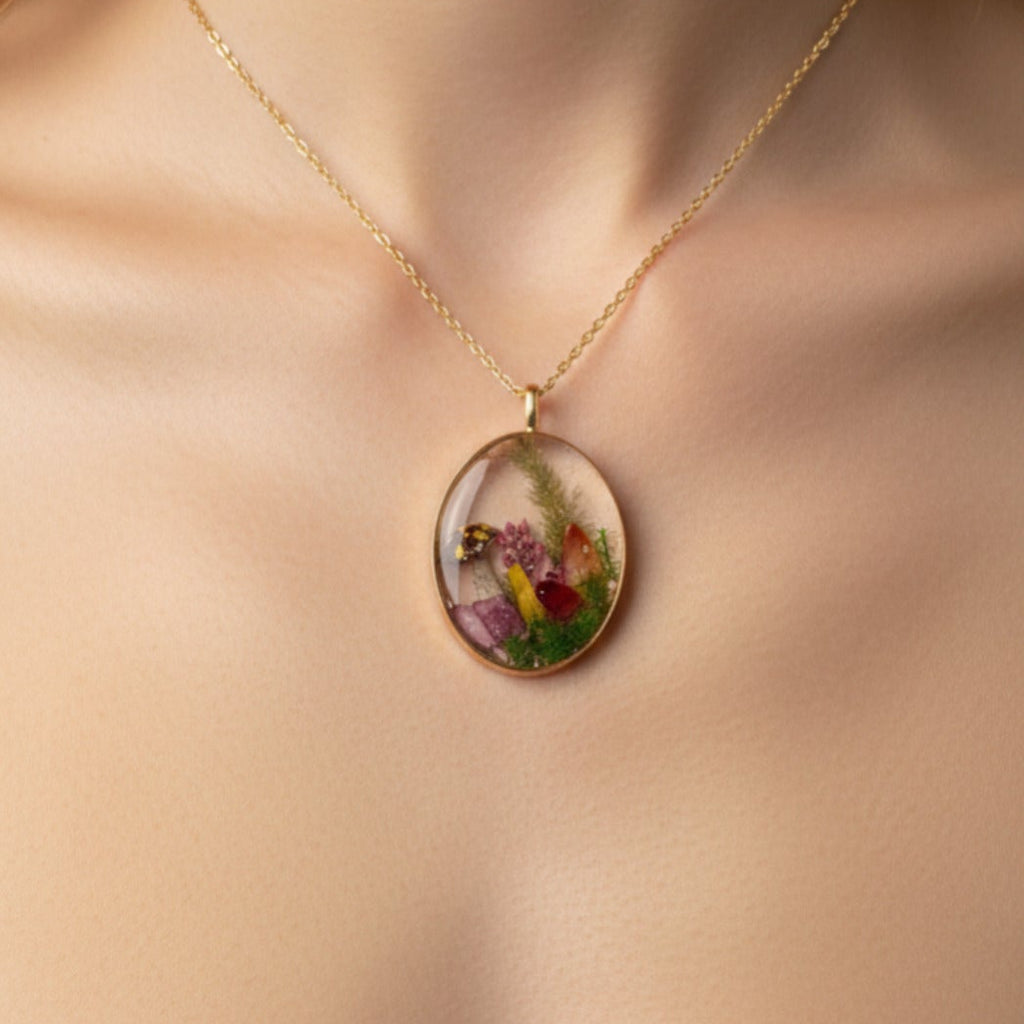 Kunstvolle Harzkette mit Naturtextur in der Hand, zeigt die Detailtiefe des Wald-Designs unserer handgefertigten Schmuckkollektion.