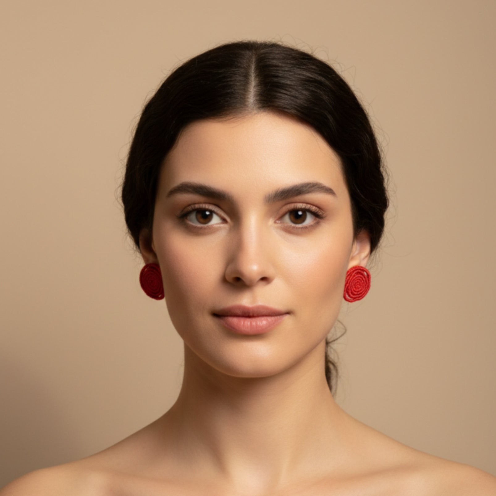 Handgefertigte Makramee-Ohrringe "Spiral-Charme" in Rot, minimalistisches Design ohne Perlen.