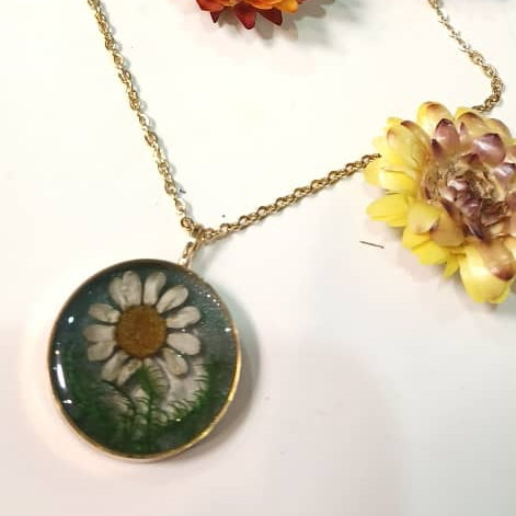 Handgefertigte Halskette aus Harz mit echter Gänseblümchen-Blüte und Edelstahlkette und 5-Schichten-Harztechnik