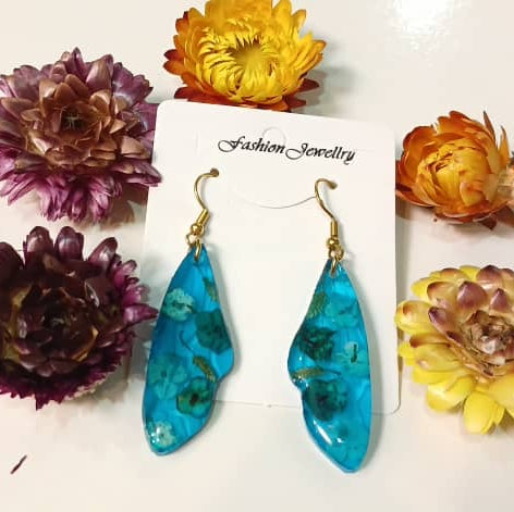 Handgefertigte Harzohrringe "Blauer Flügel" mit echten Blüten, leuchtend blaue Farbe, 3-Schichten-Harztechnik, antiallergener Schmuck.