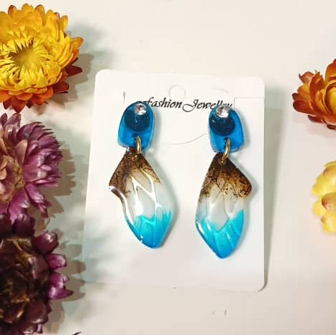 Handgefertigte Harzohrringe "Schmetterlingsflügel" in zweifarbigem Design, bruchsichere Harztechnik, Schmuck-Unikat.