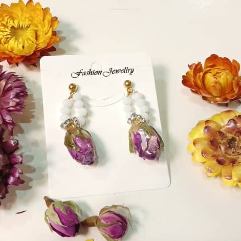 Handgefertigte Harzohrringe "Ewige Rose" mit echter Rosenknospe und Hochwertige Glasperlen, romantischer Schmuck.