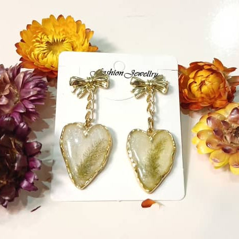 Handgefertigte Harzohrringe "Herz der Natur" in Herzform mit echter Pflanze und Elemente in Goldoptik, hochwertiger Schmuck.