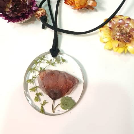 Handgefertigte Harzkette "Mohnblütentraum" mit echter Mohnblüte, rundes Unikat, Schmuck mit Naturmotiven.