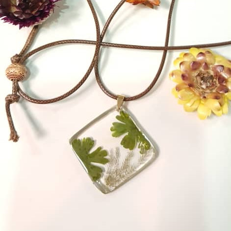Handgefertigte Harzkette "Botanische Eleganz" mit echter Pflanzentextur, 3-Schichten-Harztechnik, botanischer Schmuck.