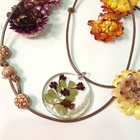 Handgefertigte Harzkette "Naturtraum" mit echten Wiesenblüten, 3-Schichten-Harztechnik, rundes Unikat aus Naturmaterialien.