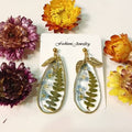 Handgefertigte Harzohrringe "Tropfen-Eleganz" mit echten Wiesenblüten, 4-Schichten-Harztechnik, antiallergener Schmuck.