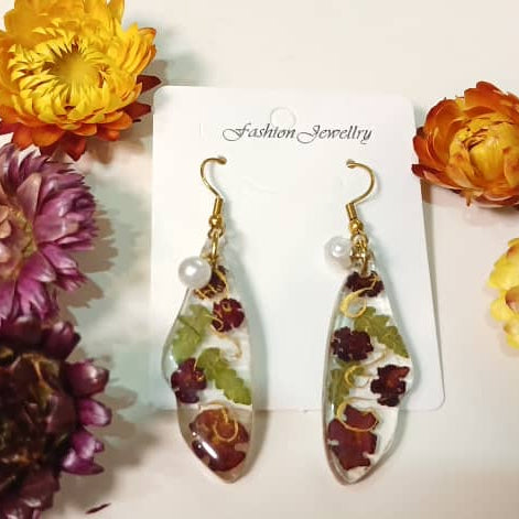 Handgefertigte Harzohrringe "Florale Anmut" mit echten Blüten und Hochwertige Glasperlen, 3-Schichten-Harztechnik, antiallergener Schmuck