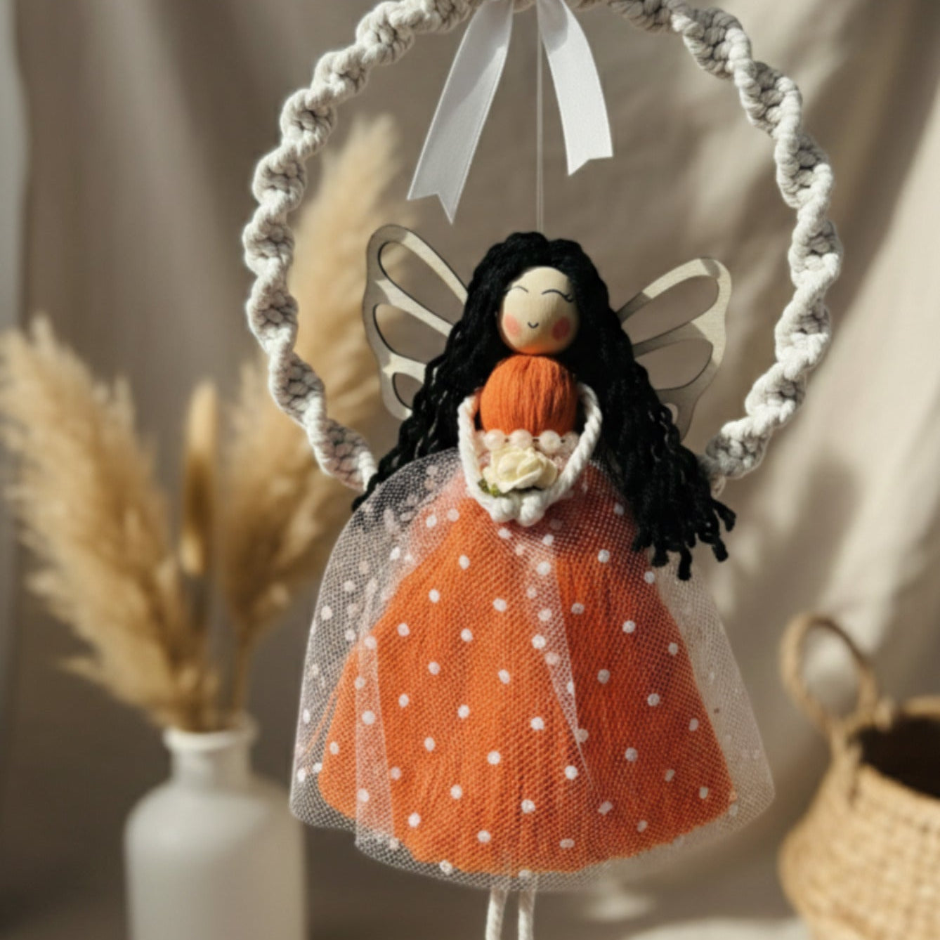 Liebevoll gestalteter Makramee-Schutzengel für Baby- und Kinderzimmer.