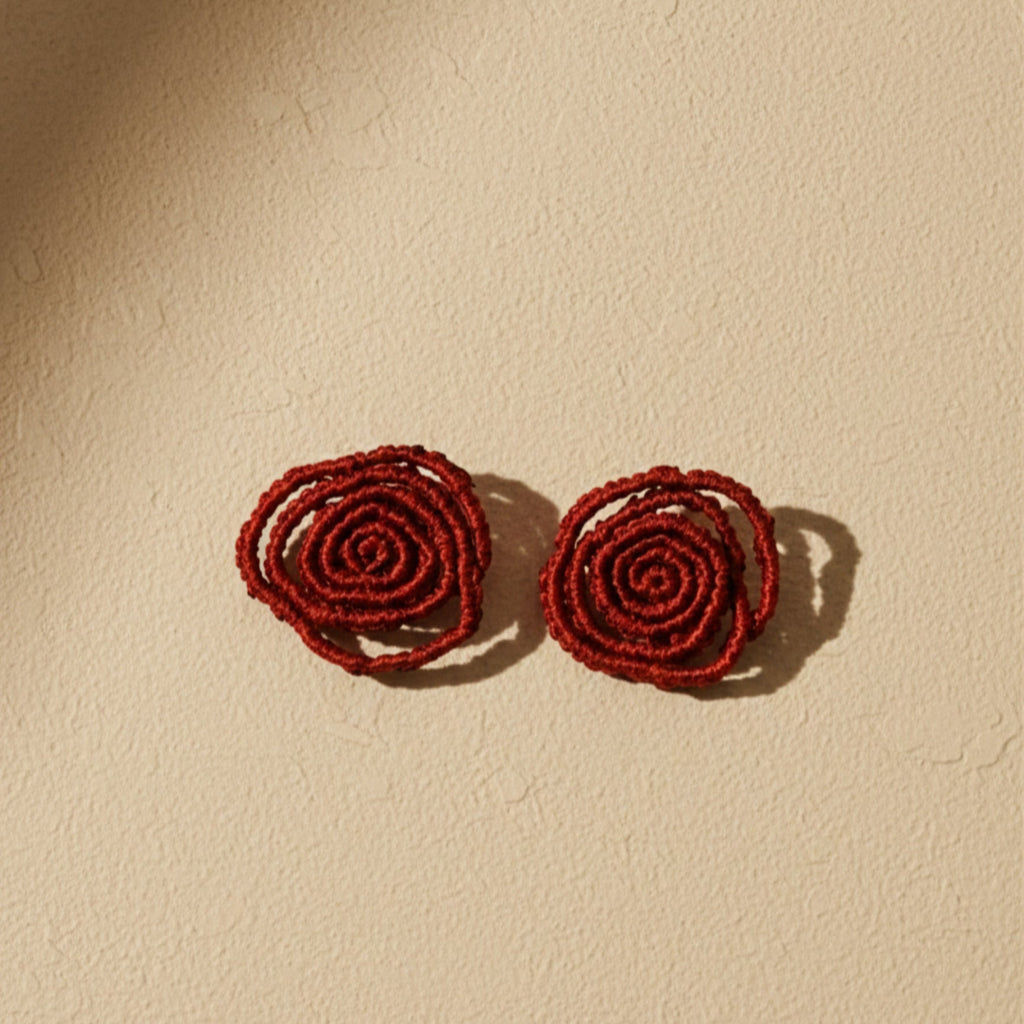 Detailaufnahme der Makramee-Spiralblüte, handgeknüpfter Modeschmuck