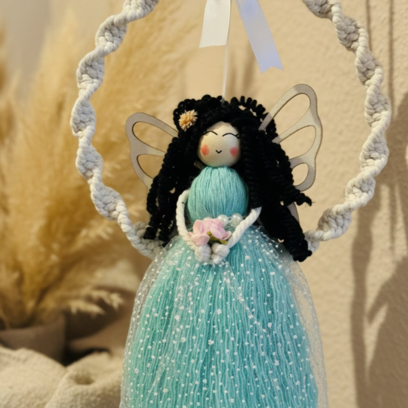 Stylische Wanddeko aus Makramee im modernen Boho-Stil.