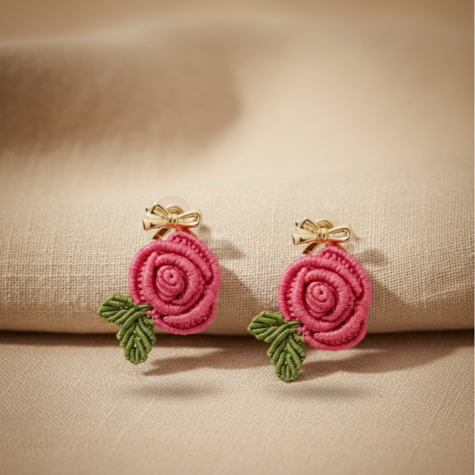 Handgefertigte Makramee-Ohrringe "Rosenblüte" – Filigranes Design mit Elemente in Goldoptik